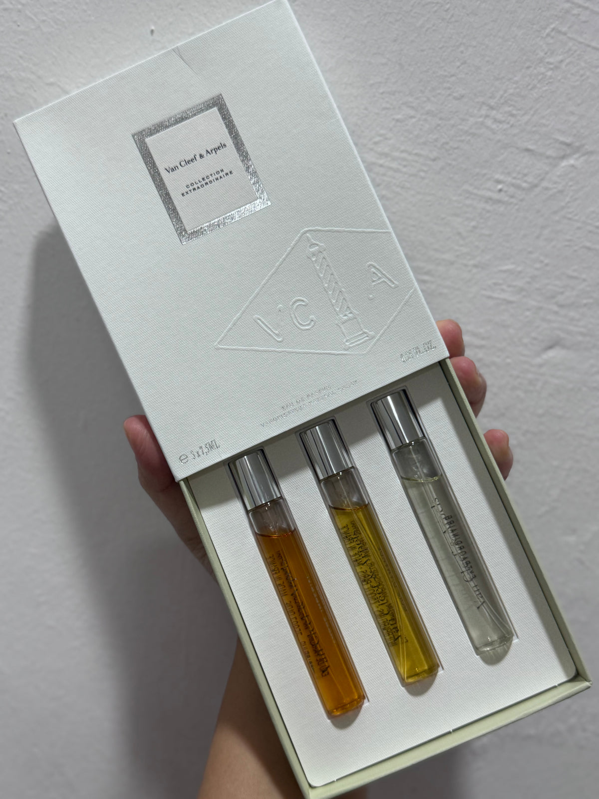 VAN CLEEF EAU DE PARFUM SPRAY (3 x 7.5ml) 

Set contains:
- AMBRE IMPÉRIAL
- BOIS D'AMANDE
- MOONLIGHT PATCHOULI