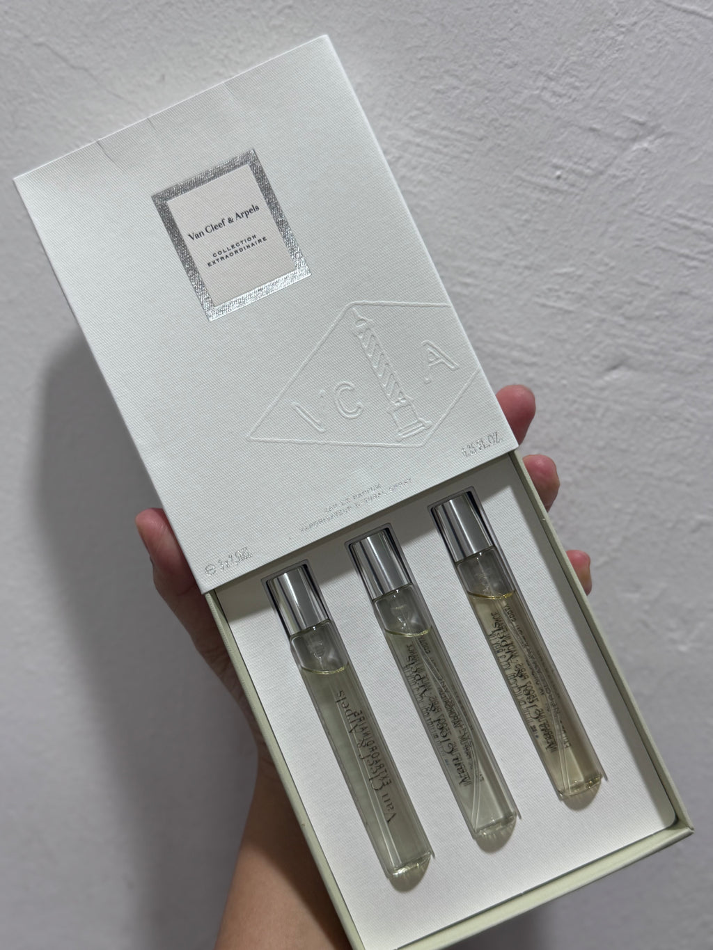 VAN CLEEF EAU DE PARFUM SPRAY (3 x 7.5ml) 

SET CONTAINS: 
- CALIFORNIA RÊVERIE
- SANTAL BLANC
- NÉROLI AMARA